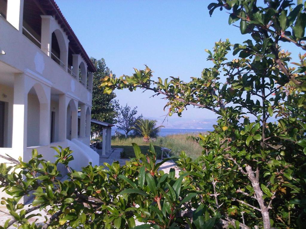 Virginia'S Beachfront Apartments Kavos Ngoại thất bức ảnh