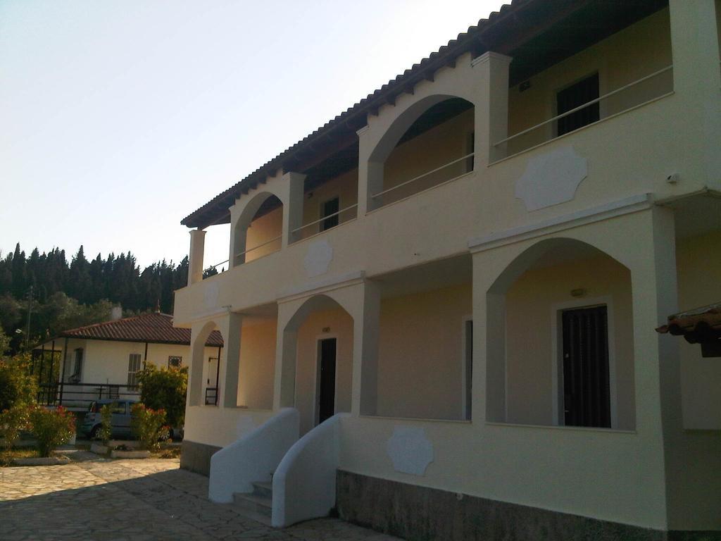 Virginia'S Beachfront Apartments Kavos Ngoại thất bức ảnh